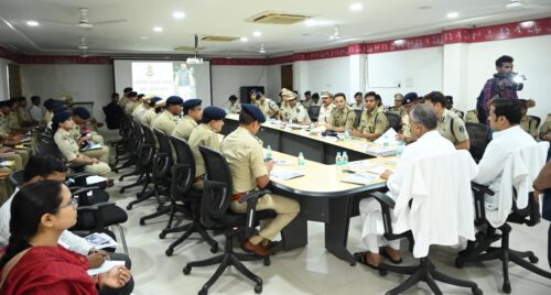 CG NEWS : गृहमंत्री ने ली रायपुर पुलिस की समीक्षा बैठक, कहा - पुलिस के प्रति अपराधियो के मन में भय और आम जनता के मन में सम्मान होना चाहिए