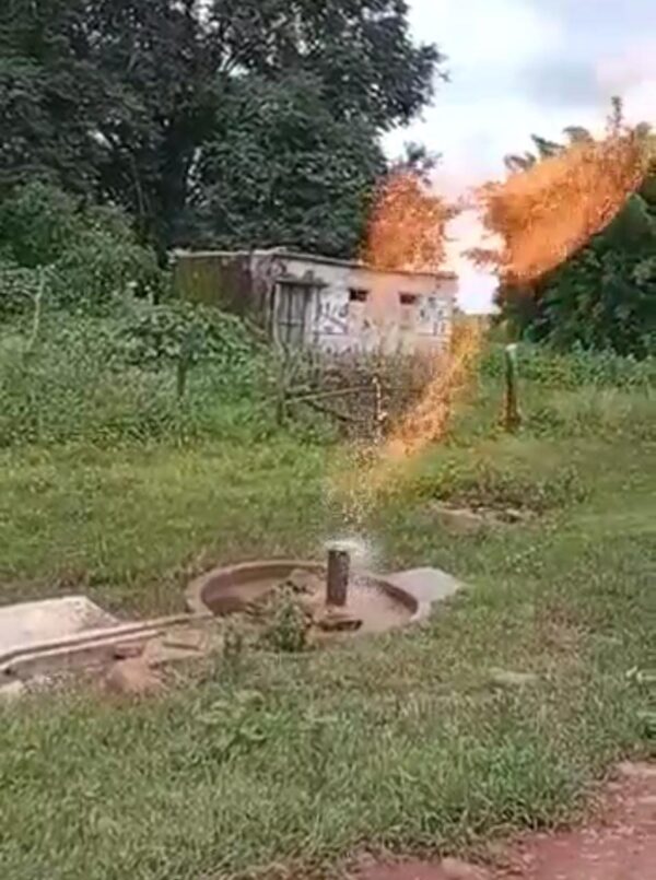 OMG : यहाँ हैंडपंप पानी के साथ-साथ उगल रहा आग, ग्रामीणों में दहशत का माहौल, आप भी देखें VIDEO 