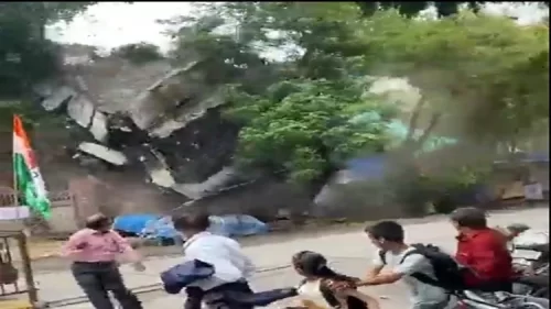  VIDEO : राजधानी में भरभरा कर गिरी पांच मंजिला इमारत, बचाव दल मौजूद, देखें वीडियो