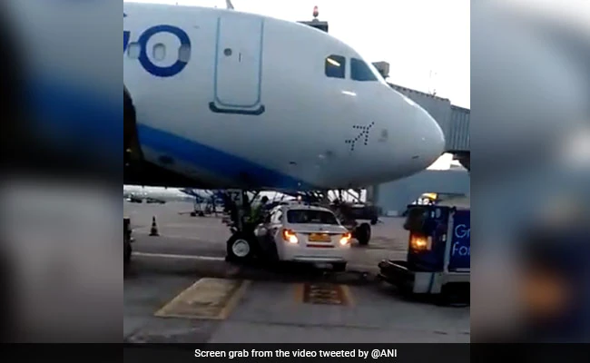VIDEO: अचानक ‘Indigo’ के प्लेन के नीचे आ गई कार, पहिये से टकराते-टकराते बची