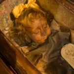 INTERESTING NEWS : 102 साल से कब्र में लेटी है दो साल की बच्ची, लोगों को देखकर झपकाती है पलकें !