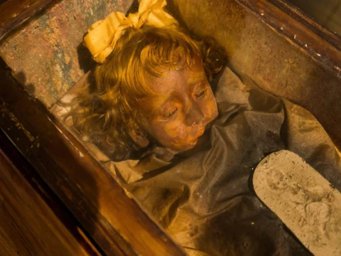 INTERESTING NEWS : 102 साल से कब्र में लेटी है दो साल की बच्ची, लोगों को देखकर झपकाती है पलकें !