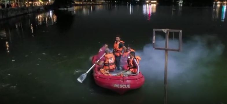 BIG BREAKING : तेलीबांधा तालाब में कूदने से एक युवक की मौत, गोताखोरों की टीम ढूंढने में लगी