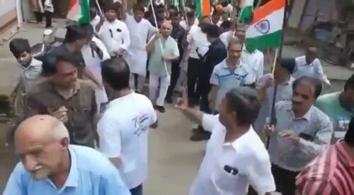VIDEO : तिरंगा यात्रा के दौरान पूर्व उपमुख्यमंत्री पर गाय ने किया जोरदार हमला, हालत गंभीर, देखें वीडियो  