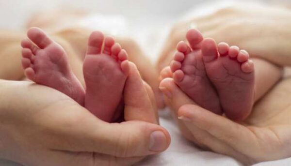 INTERESTING NEWS : 19 साल की लड़की ने जुड़वा बच्चों को दिया जन्म, लेकिन दोनों के बाप अलग-अलग 