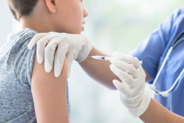 HEALTH NEWS : जन्म से लेकर 16 वर्ष तक के बच्चों के लिए हर टीका जरुरी, उम्र के अनुसार ऐसे लगवाएं निःशुल्क टीके