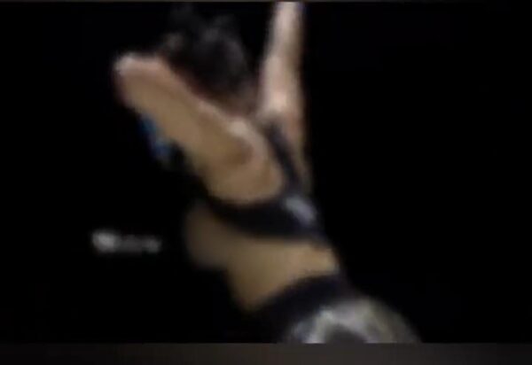 OMG : जीत का जश्न मनाने महिला बॉक्सर ने तोड़ी सारी हदें, रिंग के ऊपर चढ़कर उठा दी टीशर्ट, देखकर दंग रह लोग, VIDEO भी वायरल 