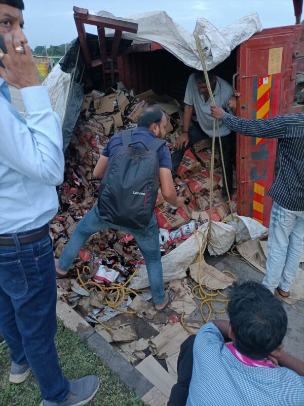 RAIPUR BREAKING : रायपुर में यहाँ पलटी बियर से भरी गाड़ी, अचानक टायर फटने से हुआ हादसा 