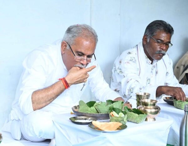 Bhent Mulakat : हमर अबड़ हवे भाग, मुख्यमंत्री ह आय हे हमर घर, खाय बर पितर भात, सीएम बघेल ने ठेठ छत्तीसगढ़ी अंदाज में किसान के घर ग्रहण किया भोजन