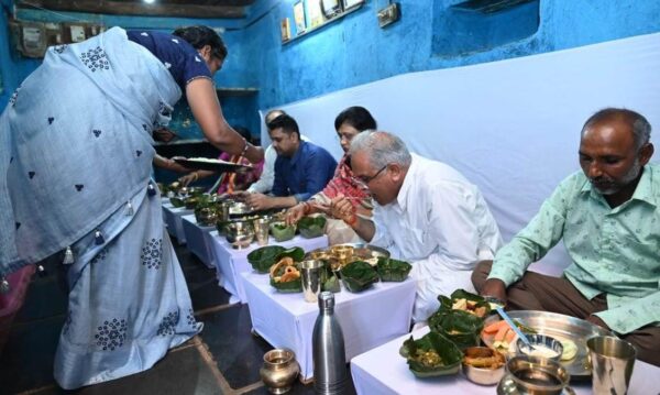 CM BHENT MULAQAT : सीएम बघेल का अंदाज सबसे खास, किसान के घर किया भोजन, दुबारा मांग कर खाया पताल चटनी, पटवा, अमारी भाजी अउ जिमीकांदा पोंगा बरी, बोले- बने लागिस हे, अउ दे तो ओ....