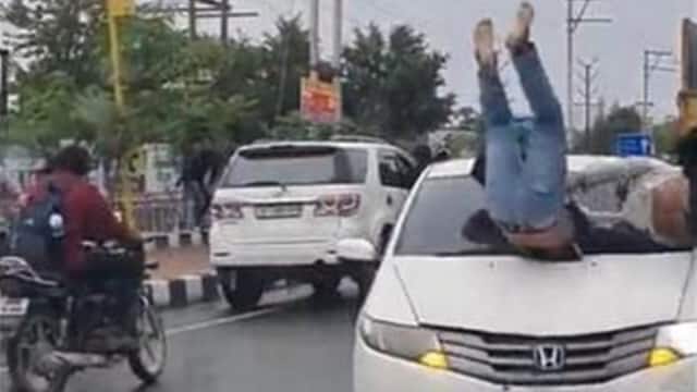 VIRAL VIDEO : नेशनल हाइवे पर छात्रों के दो गुटों के बीच जमकर मारपीट, एक कार ने दो लोगों को उड़ाया, देखें वीडियो 