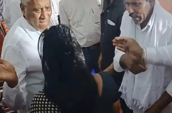 Watch VIDEO : बीजेपी नेता ने महिला को सरेआम जड़ा जोरदार थप्पड़, देखें वीडियो, अब हो रही कार्रवाई की मांग