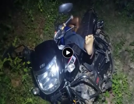 CG ACCIDENT NEWS : दिवाली की खरीददारी कर लौट रहे युवक की मौत, पेड़ से टकराई तेज रफ्तार बाइक 