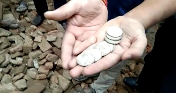 OMG : जब जेसीबी ने जर्जर माकन को गिराया तो निकलने लगे चांदी के सिक्के, लूटने की मची होड़, देखें VIDEO 