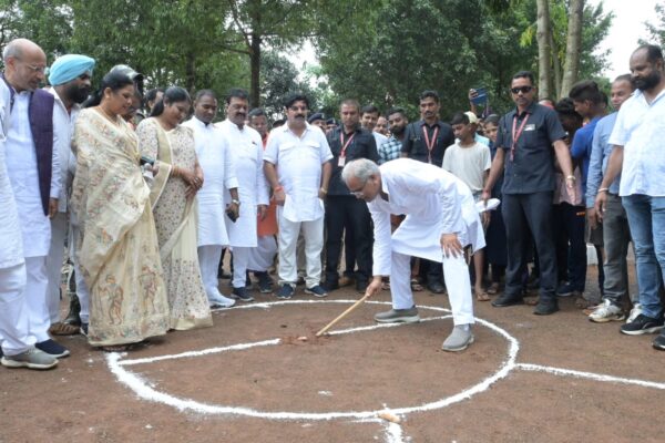 CG NEWS : मुख्यमंत्री बघेल ने गिल्ली डंडा में आजमाया हाथ, जगदलपुर में नगरीय क्षेत्र अंतर्गत छत्तीसगढ़िया ओलंपिक का किया शुभारंभ