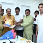 RAIPUR NEWS : मुख्यमंत्री बघेल से मिले ’छठ महापर्व आयोजन समिति, महादेव घाट रायपुर के प्रतिनिधि मण्डल, छठ पूजा में शामिल होने का दिया आमंत्रण
