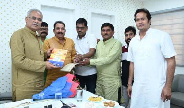 RAIPUR NEWS : मुख्यमंत्री बघेल से मिले ’छठ महापर्व आयोजन समिति, महादेव घाट रायपुर के प्रतिनिधि मण्डल, छठ पूजा में शामिल होने का दिया आमंत्रण