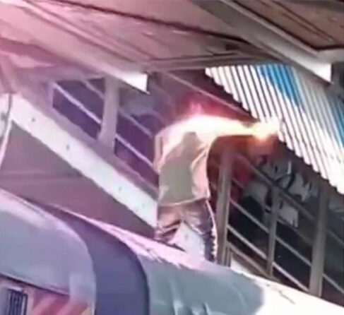 CG NEWS : रेलवे स्टेशन पर बड़ा हादसा, ट्रेन की छत पर खड़े होकर युवक ने छुआ हाईटेंशन तार, हुआ जोरदार ब्लास्ट, हालत गंभीर  
