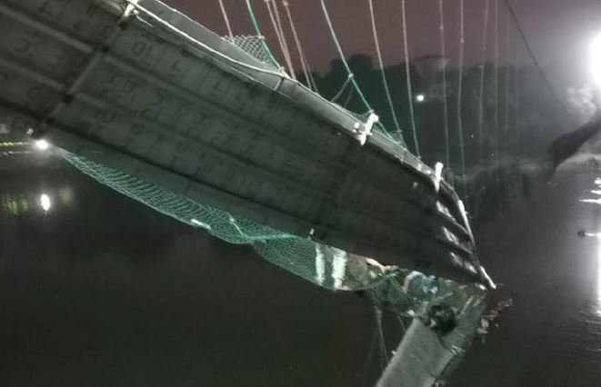 MORBI BRIDGE ACCIDENT UPDATE : मोरबी में पुल गिरने से 70 से ज्यादा लोगों की मौत, PM ने किया मुआवजे का एलान