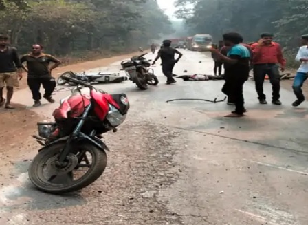 CG ACCIDENT NEWS : तेज रफ्तार बस ने बाइक सवारों को रौंदा, तीनों की दर्दनाक मौत, 15 घायल  