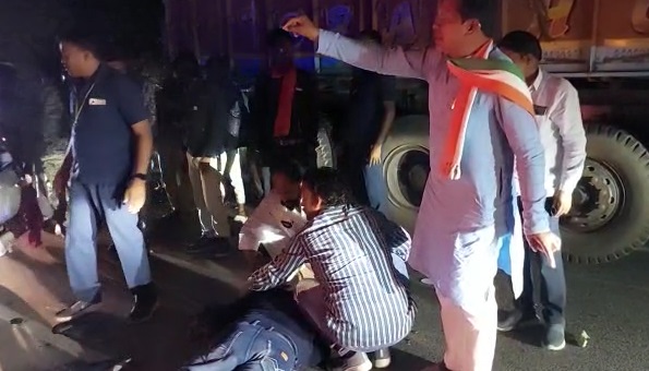 CG NEWS : पीसीसी चीफ मोहन मरकाम ने दिखाई उदारता, सड़क पर घायल पड़े दो लोगों को अपनी गाड़ी से पहुंचाया अस्पताल 