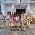 CG News : Schoolgirl became Kotwal during child protection week, TI Shanip Ratre made Kotwali police station visit