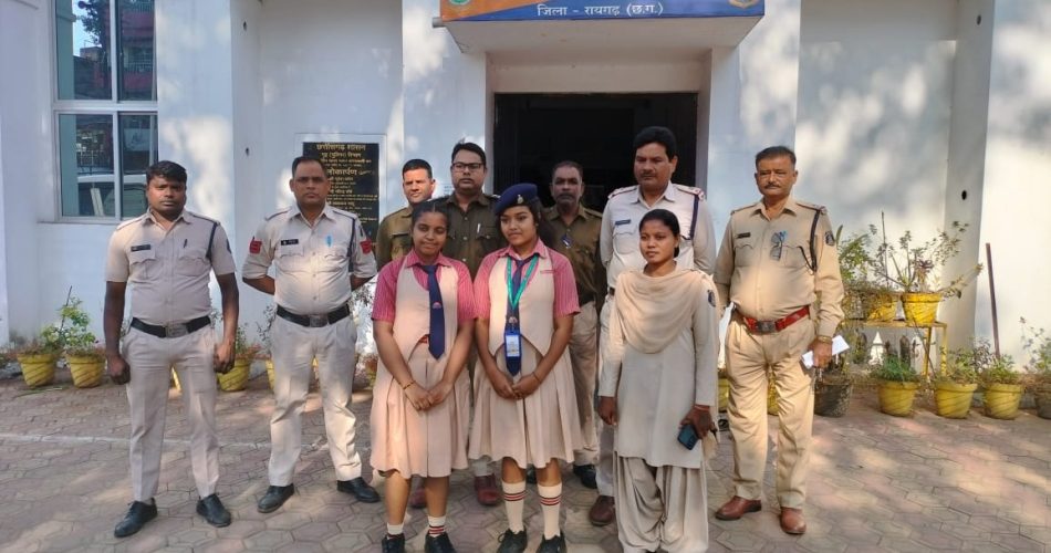 CG News : Schoolgirl became Kotwal during child protection week, TI Shanip Ratre made Kotwali police station visit