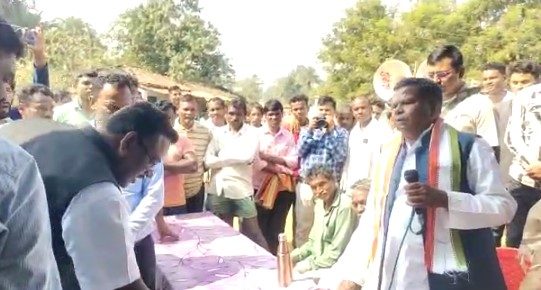 Bhanupratappur by-election: Sarpanch created ruckus on the issue of tribal reservation in Congress meeting, Savitri Mandavi said this