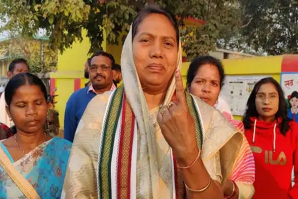 CG ByElection: Congress candidate Savitri Mandavi voted, 6 thousand soldiers deployed in 56 polling booths with tight security