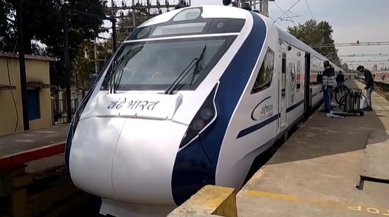 Vande Bharat Express : बिलासपुर-नागपुर के बीच तेजस नहीं वंदेभारत ट्रेन ही चलेगी, केंद्र सरकार की किरकिरी चलते तत्काल लिया गया फैसला !