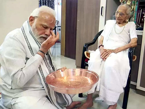 Breaking: PM Modi reached the hospital to see his mother Heeraben