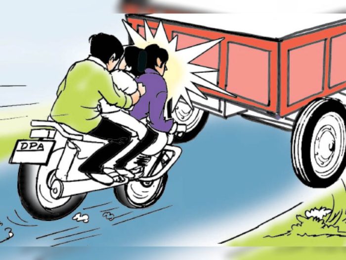 CG ACCIDENT: High speed bike collided with tractor-trolley, painful death of 2 youths