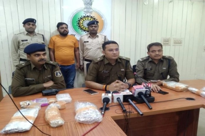 CG Crime News: Used to cheat people to get gold at a low price, police arrested with jewelery worth 42 lakhs