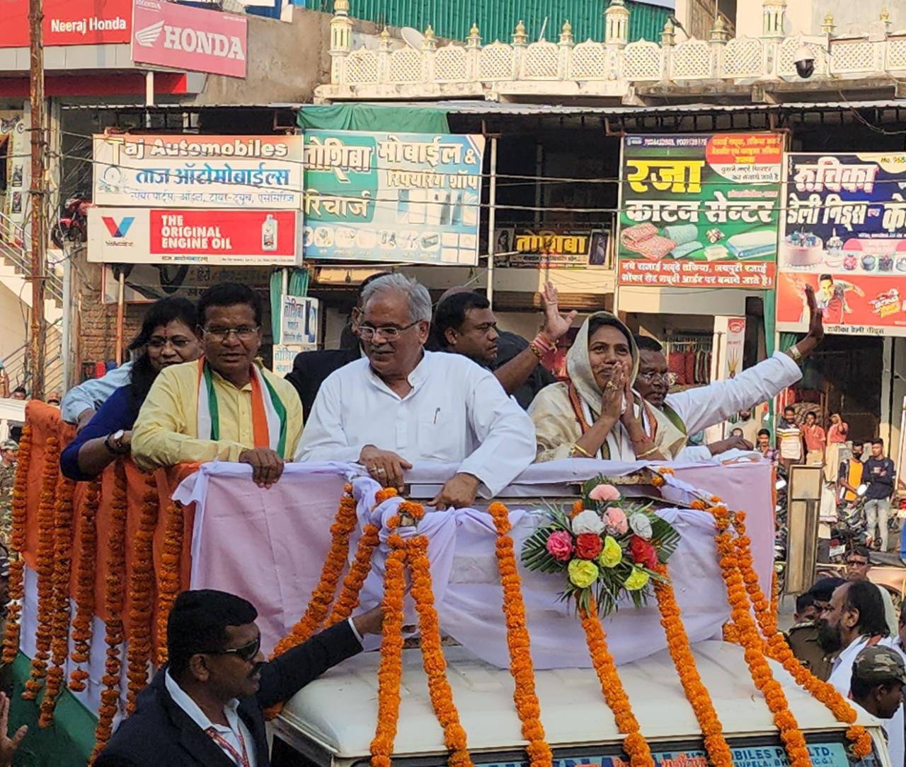 Bhanupratappur By election 2022 : भानुप्रतापपुर उपचुनाव में सीएम भूपेश बघेल ने संभाला मोर्चा, प्रत्याशी सावित्री मंडावी के साथ चारामा में किया रोड शो