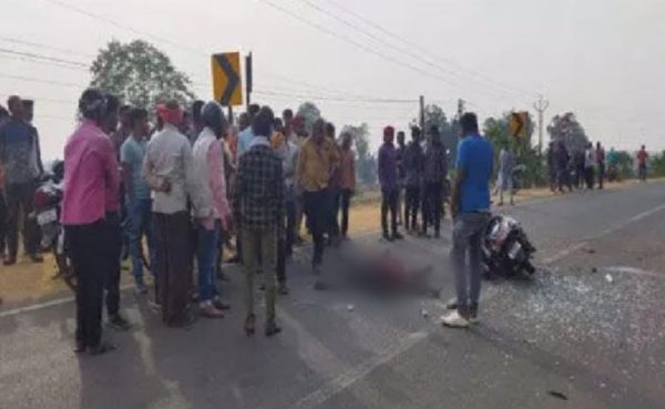 CG ACCIDENT NEWS : साधुओं से भरी बोलेरो की चपेट में आये स्कूटी सवार दो युवक, दोनों की मौके पर दर्दनाक मौत 