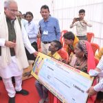   CG NEWS : दिव्यांग दंपत्ति को मुख्यमंत्री ने सौंपा एक लाख रुपए का चेक, नव दाम्पत्य जीवन की दी शुभकामनाएं