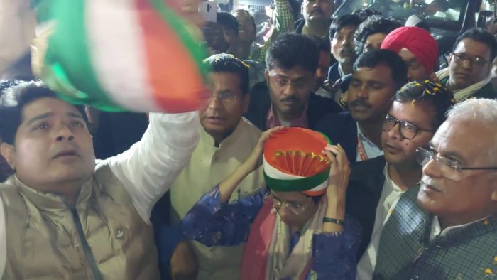 Raipur News: Mayor Dhebar welcomed Kumari Selja on her arrival in Chhattisgarh by wearing a turban