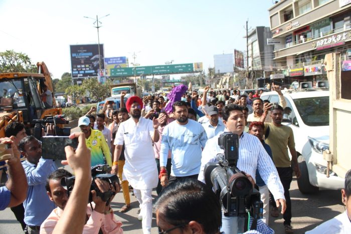 Raipur News: Seeing the suffering of street vendors, MLA Juneja and Mayor Dhebar stopped the corporation's action, carts will be removed after adequate arrangements