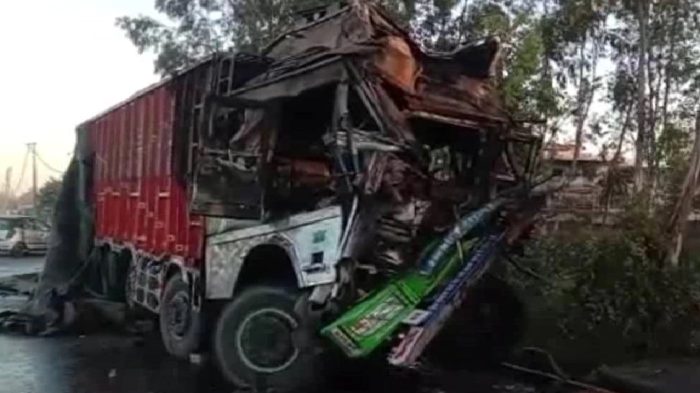 Big Accident: Heavy collision between two trucks, driver burnt alive due to fire