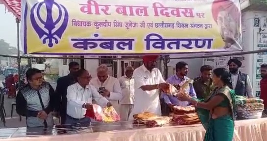 Raipur News: MLA Kuldeep Juneja and Arun Vora distributed blankets to the needy who were chilling due to cold