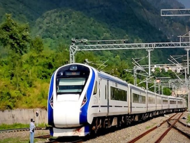 Vande Bharat Express : तो ये है देश की सबसे तेज चलने वाली ट्रेन वंदे भारत का किराया, चेयरकार और एग्जीयूटिव क्लास के लिए देने होंगे इतने रूपये
