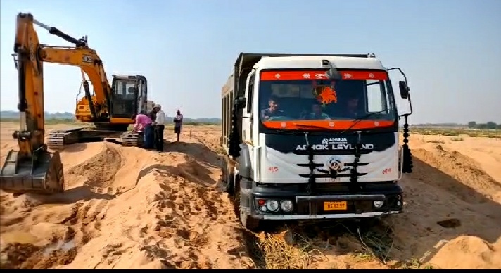 CG News : Big action on illegal sand mining, four vehicles seized, mines were running without royalty