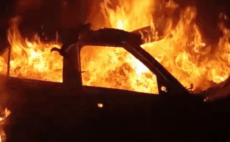 CG ACCIDENT NEWS : एक बार फिर पेड़ से टकराने से कार में जिंदा जला युवक, तड़प तड़प कर हुई मौत