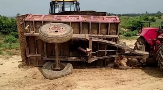 CG BREAKING : धान बिक्री के लिए जा रही ट्रैक्टर पलटी, दर्दनाक हादसे में दो ग्रामीणों की मौत  
