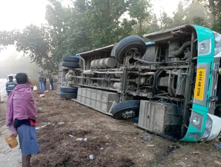 CG ACCIDENT NEWS : नेशनल हाइवे पर दर्दनाक हादसा, भैंस के टकराने से पलटी बस, एक बच्ची की मौत, 6 घायल 