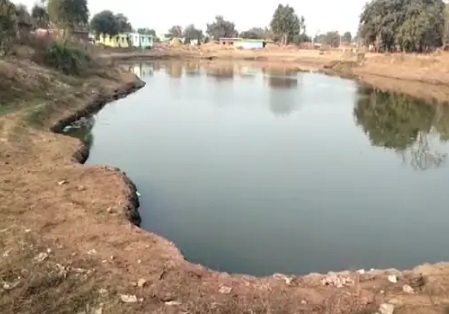 CG NEWS : तालाब से प्लास्टिक का बैट निकाल रहा था 3 साल का बच्चा, डूबने से हो गई मौत  