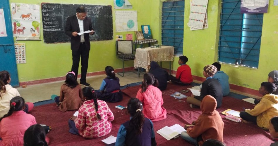 Raipur News: Collector's surprise inspection in Anganwadi center: Salary will be deducted for teacher absent from duty, warning given to teacher coming to school late