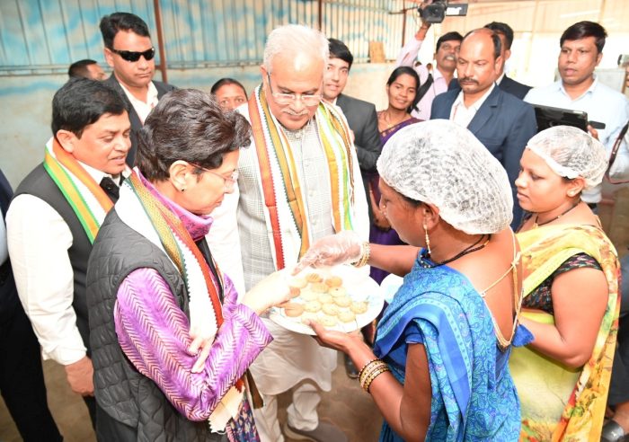 RAIPUR NEWS: CM Baghel and Shailja Kumari visited Kalpataru Rural Industrial Park, tasted millet cookies and Navkaleva rice chips, praised