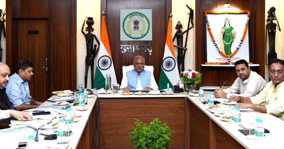 CG NEWS: CM Bhupesh Baghel is reviewing the preparations for the budget
