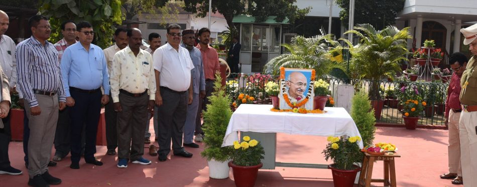 RAIPUR NEWS : Officers and employees of Raj Bhavan Secretariat paid tribute to Father of the Nation Mahatma Gandhi